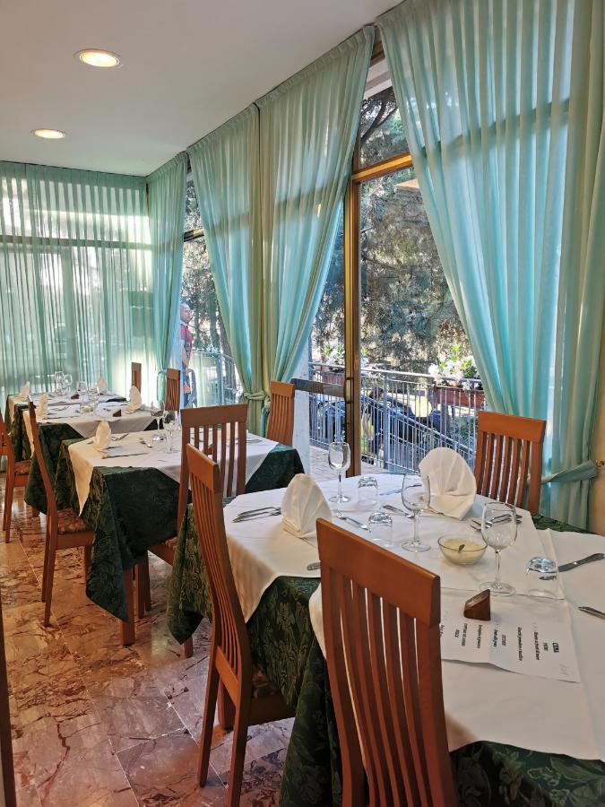 Hotel Pine Beach روسولينا ماري المظهر الخارجي الصورة